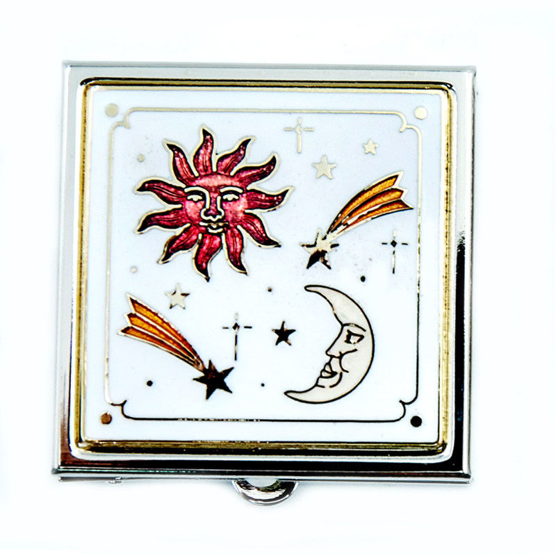 Square-shaped enamel pill box